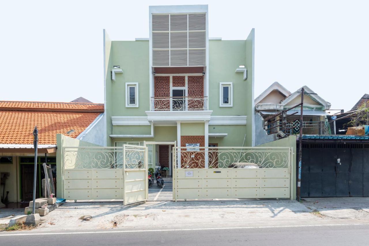 Oyo 3706 Griya Tentrem Syariah Lamongan Екстериор снимка